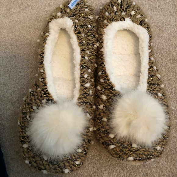 Free fuzzy slippers if bundled with another non-free item - Picture 2 of 6